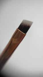 Тонкий, скошений пензлик для брів Global fashion